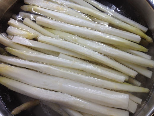 白アスパラガスの季節です_a0136671_1403118.jpg