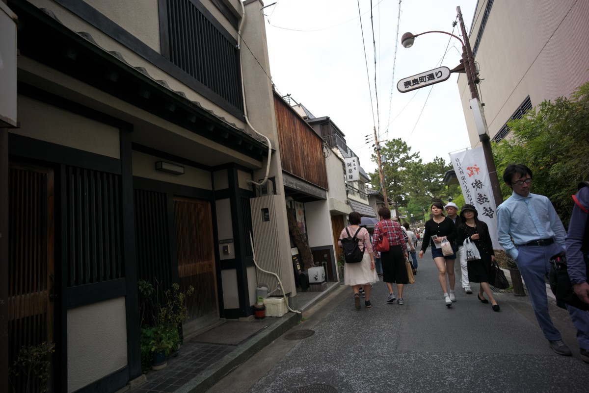 ５月、大型連休の奈良　－　奈良町をかすめて商店街を近鉄奈良駅へ_c0156404_1553232.jpg