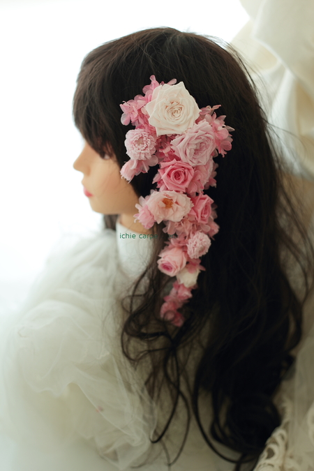 クラッチブーケ ウェスティンホテル様へ バラと芍薬のピンクと髪飾り 水色のドレスに _a0042928_22202821.jpg