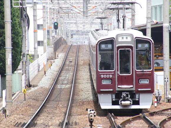 阪急9009F 十三駅 撮り鉄・・_d0202264_2246579.jpg