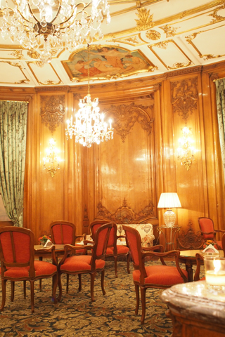 Le Bristol Parisのル・バー・デュ・ブリストルと白猫。_d0063314_20482485.jpg