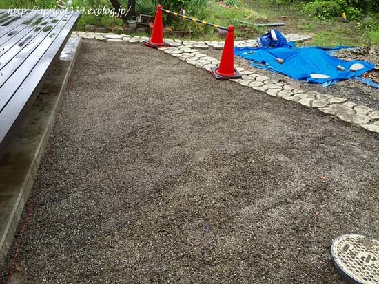 庭しごとに欠かせないアイテムと 芝生張りの整地作業完了 シンプルで心地いい暮らし 庭しごとに欠かせないアイテムと 芝生張りの整地作業完了 シンプルで心地いい暮らし