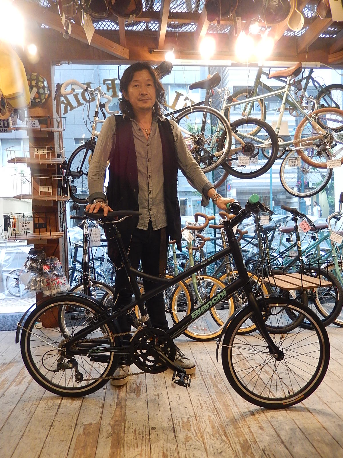 5月11日　渋谷　原宿　の自転車屋　FLAME bike前です_e0188759_1936012.jpg