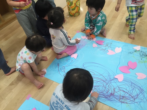 2歳児きりん組 みんなでお絵かき 杉の子保育園 すぎのこほいくえん 2歳児きりん組 みんなでお絵かき 杉の子保育園 すぎのこほいくえん