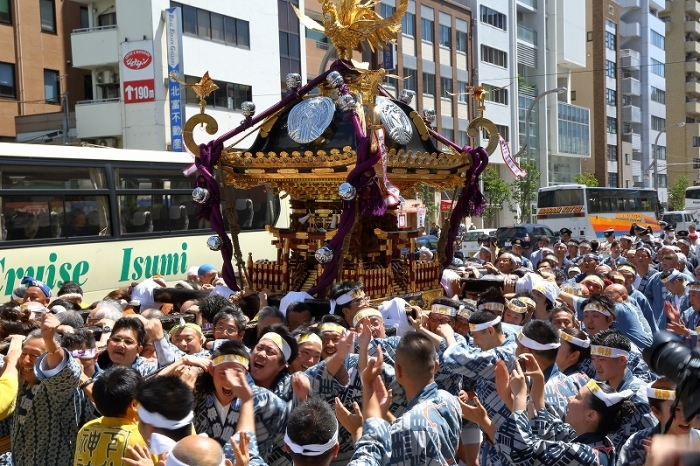 下町で一番早い夏祭り、下谷神社大祭。活気溢れる神輿の後半です。_b0291402_23032054.jpg