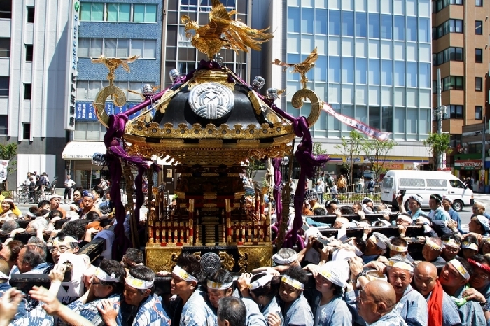 下町で一番早い夏祭り、下谷神社大祭。活気溢れる神輿の後半です。_b0291402_23033248.jpg