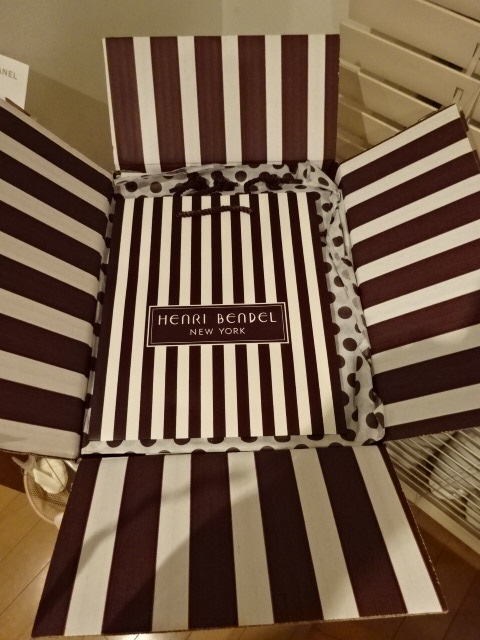 Henri Bendel　で　スマホケースをお取り寄せ_b0237753_19445971.jpg