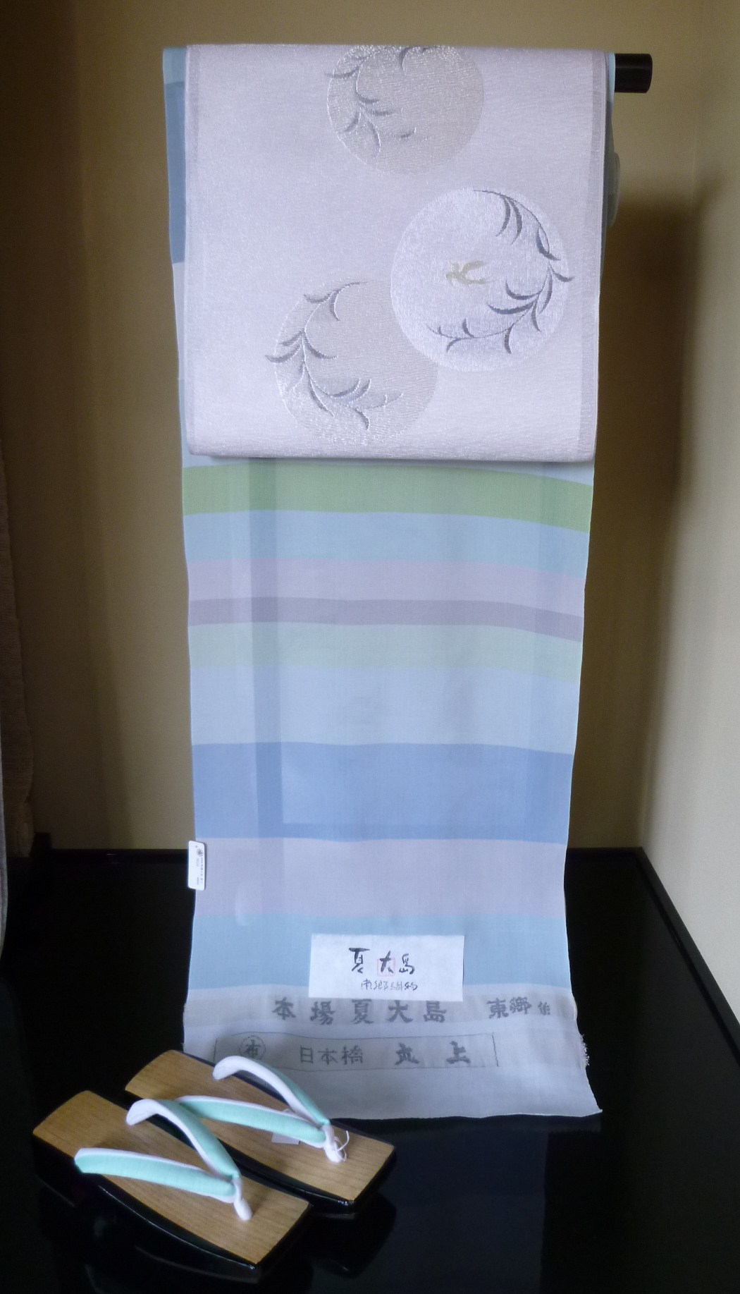 綺麗なお色の夏大島・兎・燕の夏帯・明日は葵祭。_f0181251_16375483.jpg