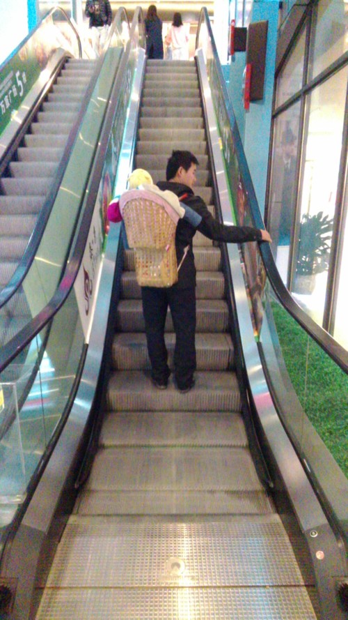 貴州省・貴陽の市場 (番外編、少数民族の衣装、かご)_e0249060_13311097.jpg
