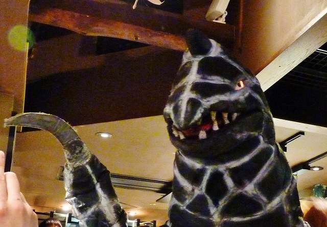 怪獣酒場 カウンターでドラコ待ち♪_b0166128_1091041.jpg