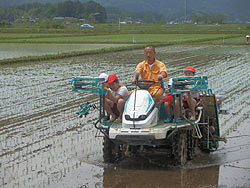 田植え体験(緑ヶ丘小・北郷小) _d0247484_19492343.jpg