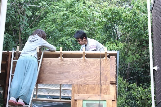 自分服3着目はニットソーイングでシャーリングブラウス＆DIY小屋に屋根がつきました♪_f0023333_09072777.jpg