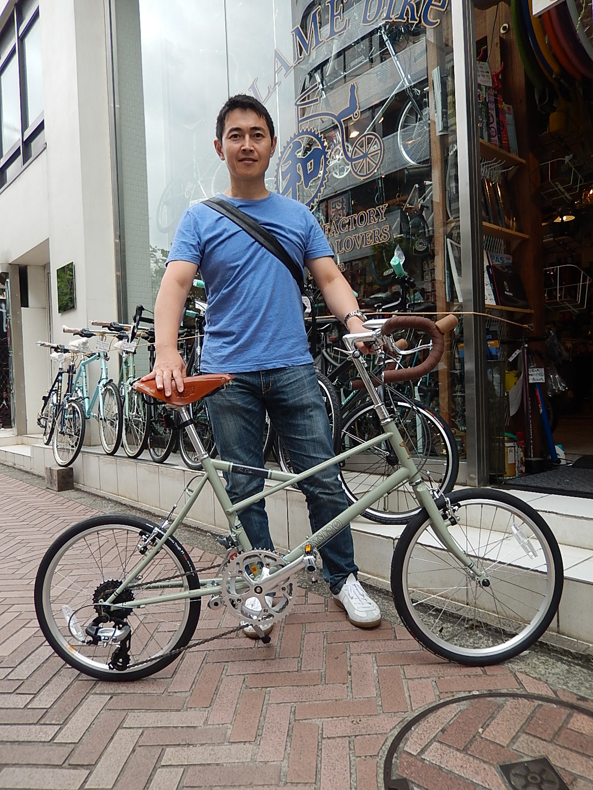 5月17日 渋谷 原宿 の自転車屋 FLAME bike前です_e0188759_1756348.jpg