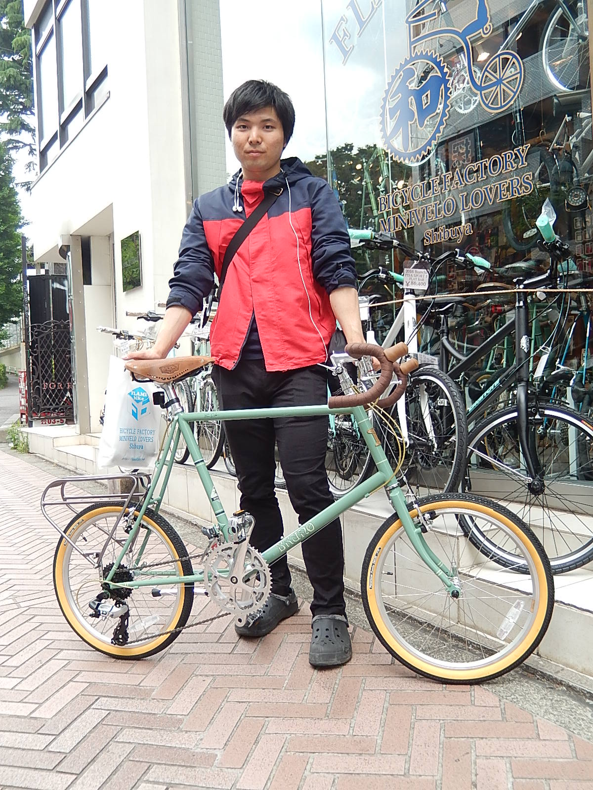 5月17日 渋谷 原宿 の自転車屋 FLAME bike前です_e0188759_17583554.jpg