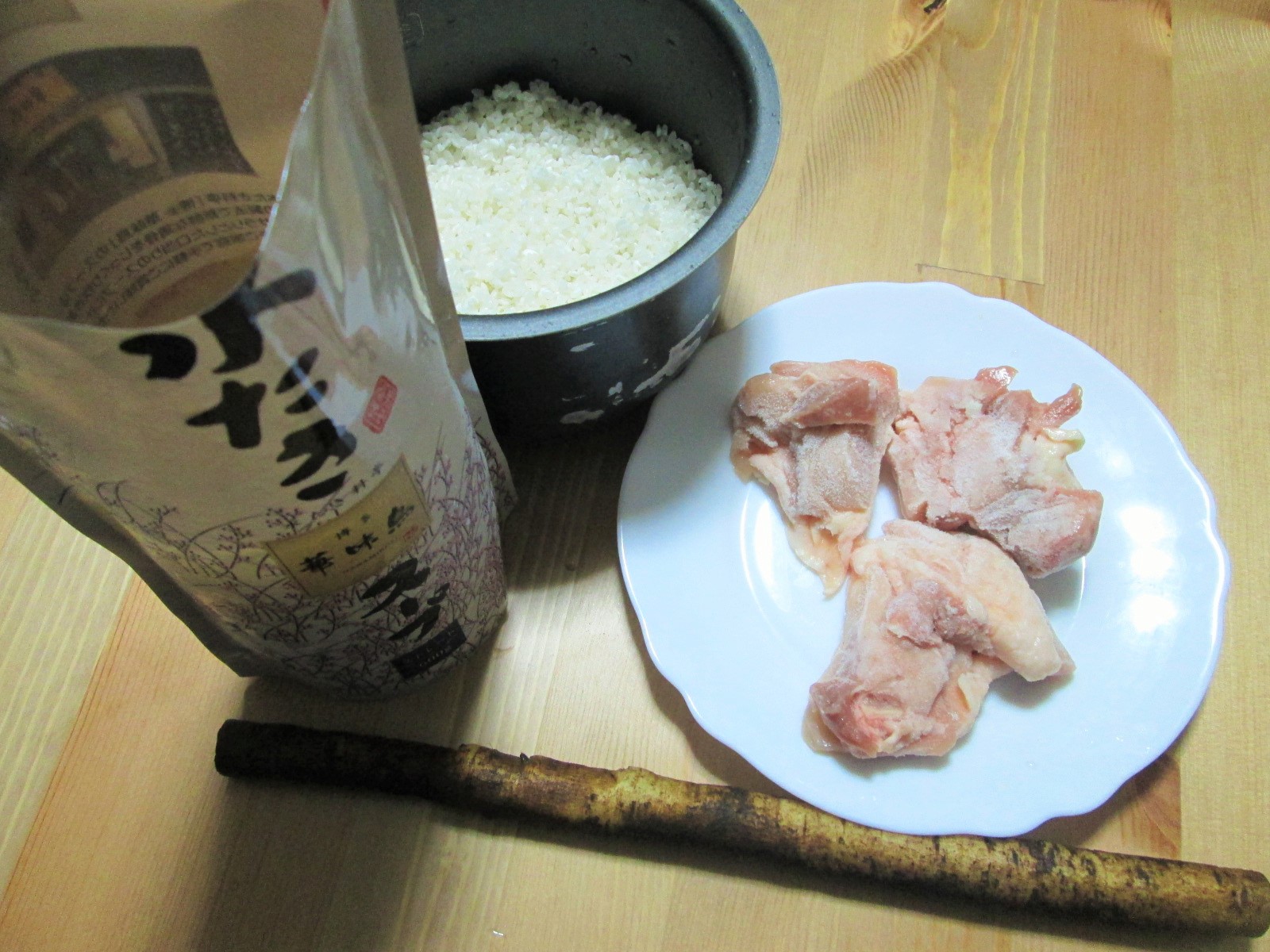 鶏のスープが濃厚 絶品 鶏とごぼうの炊き込みご飯 Candy Sarry 鶏のスープが濃厚 絶品 鶏とごぼうの炊き込みご飯 Candy Sarry