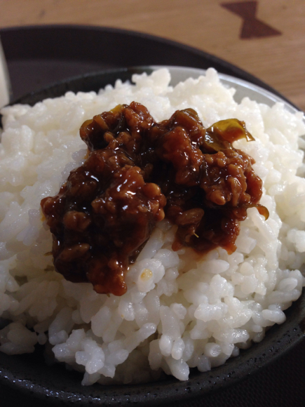 純連醤油ラーメン  挽肉ほうれん草のニンニク炒めトッピング！_b0271789_11362763.jpg