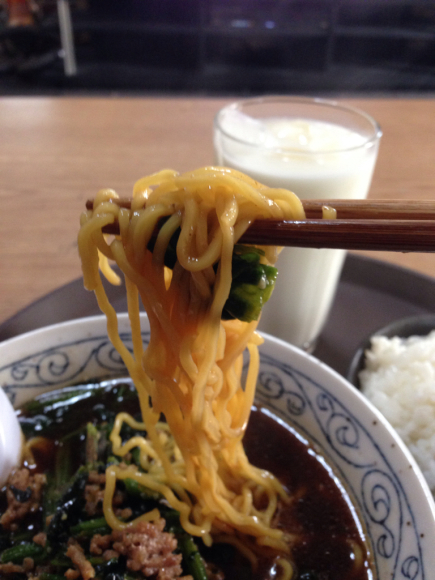 純連醤油ラーメン  挽肉ほうれん草のニンニク炒めトッピング！_b0271789_11362816.jpg