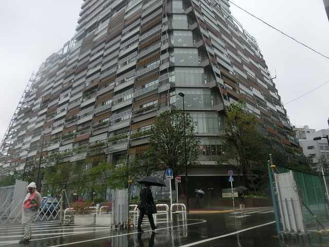富と人が集中する東京だから可能　税金投入ゼロで新築した豊島区役所「としまエコミューゼタウン」_f0141310_7154798.jpg