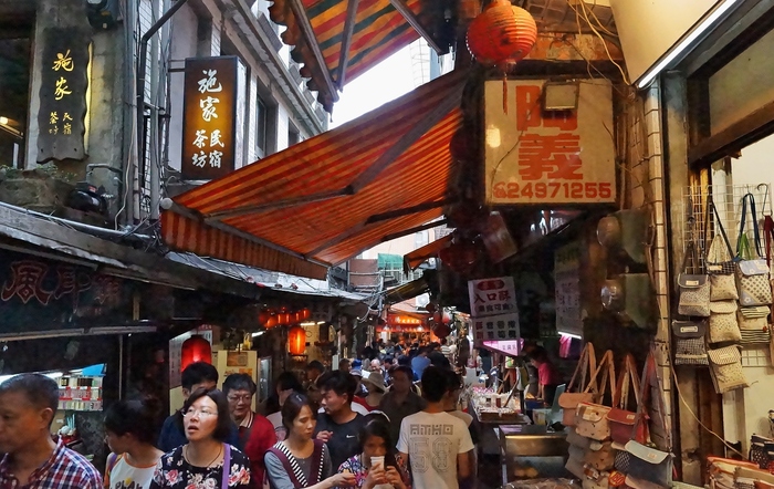 猫まみれ台湾旅行　その１２　九份　②基山街　縁日のようなアーケード　_b0063958_21403193.jpg