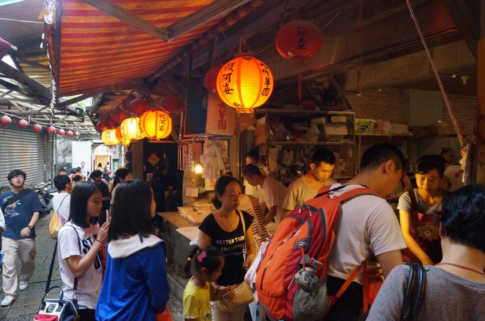 猫まみれ台湾旅行　その１２　九份　②基山街　縁日のようなアーケード　_b0063958_21413151.jpg