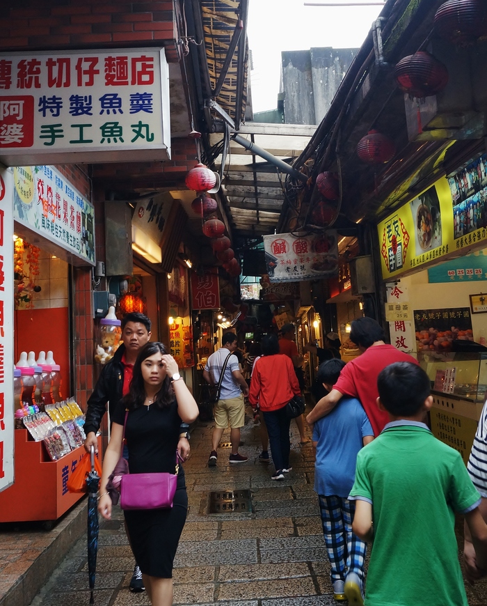 猫まみれ台湾旅行　その１２　九份　②基山街　縁日のようなアーケード　_b0063958_21424631.jpg