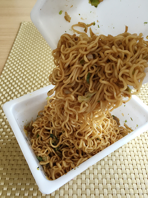 ペヤングとペヨングを食べ比べてみる_c0053520_1981273.jpg