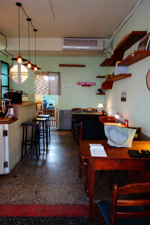 浪浪別哭 pet halfway house & cafe 台北市中山区/犬猫カフェ~台湾へ行きタイワーン 4日目 3_a0287336_2141386.jpg