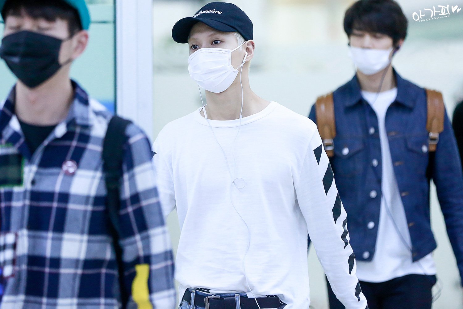 Jonghyun & Taemin \' Gimpo Airport \' // 160520_e0080563_21242774.jpg