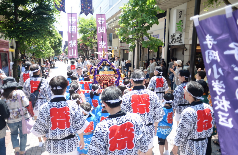 仙台青葉まつり本まつり　子ども神輿巡行をお手伝い　May 15,2016_f0157163_0145258.jpg