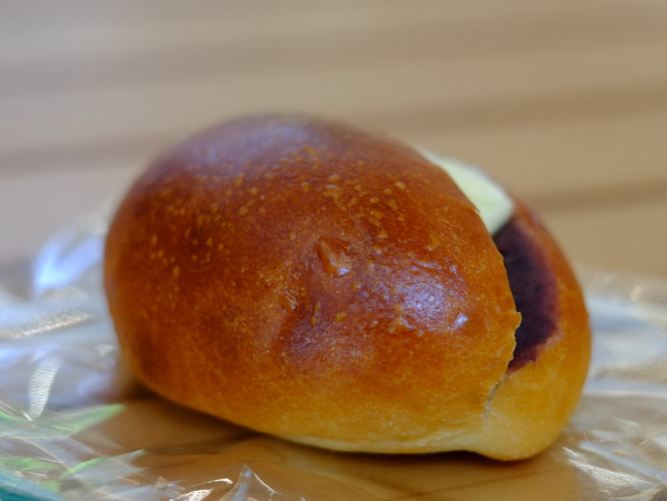 「北海道・札幌　boulangerie coron（コロン）のあんバターパンと山中牛乳」_a0000029_11592557.jpg