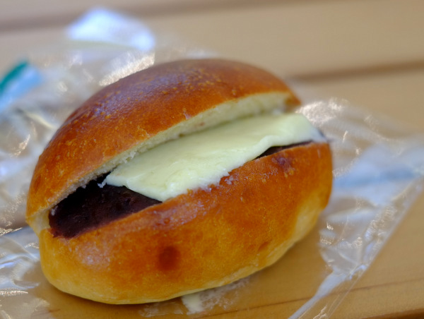 「北海道・札幌　boulangerie coron（コロン）のあんバターパンと山中牛乳」_a0000029_1159328.jpg