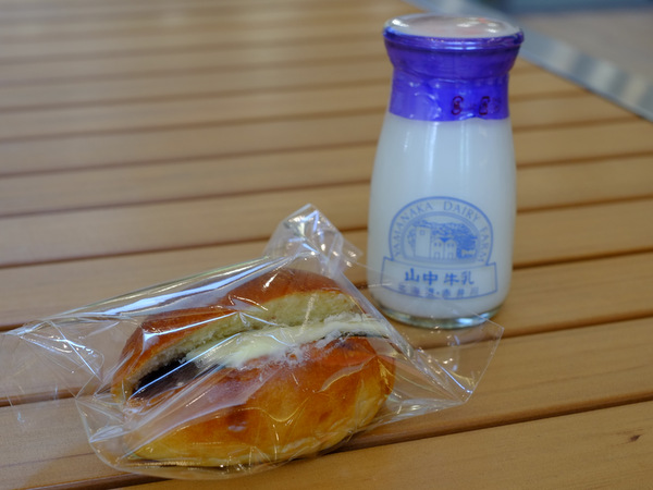 「北海道・札幌　boulangerie coron（コロン）のあんバターパンと山中牛乳」_a0000029_1263644.jpg