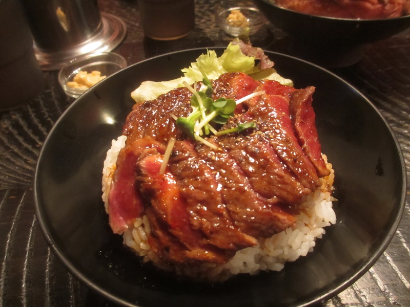 「レッドロック　高田馬場店」でステーキ丼とローストビーフ丼♪_c0169330_12989.jpg