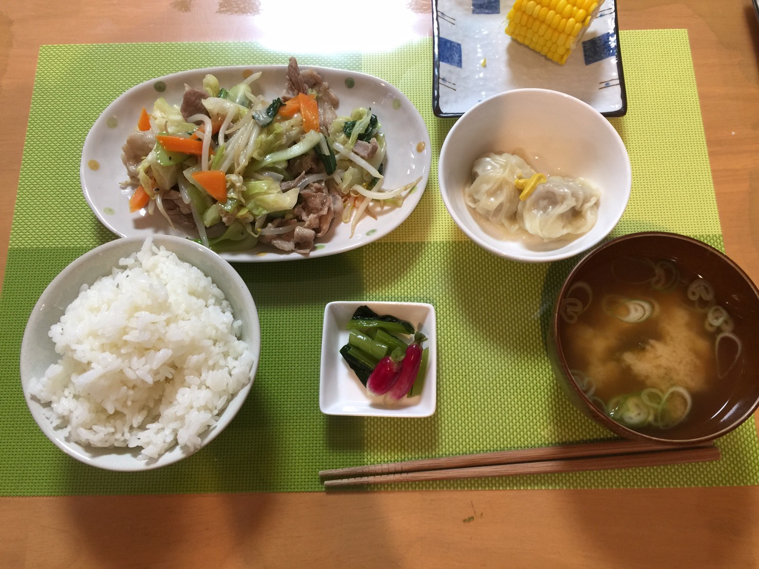 あじさい荘夕食 野菜炒め 小籠包 とうもろこし ご飯 味噌汁 漬物 : 今日の献立