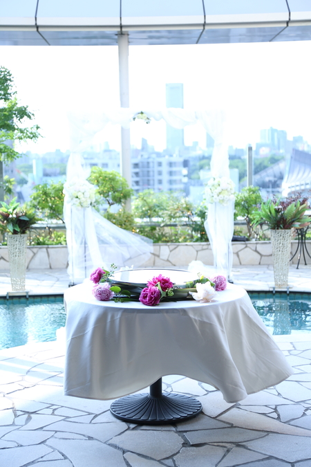 初夏の装花 アーチとプールの花 渋谷のレギャン東京様へ 信頼できる花屋_a0042928_2242368.jpg