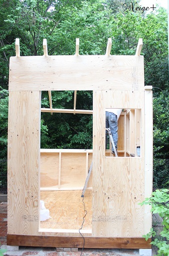 DIY小屋作り３（壁作り編）２×４材を使った壁を土台基礎に設置_f0023333_22112605.jpg
