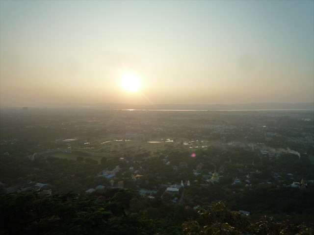 マンダレーヒルの夕日♪　どこで見ても夕日は同じだけど。_b0287088_19512757.jpg