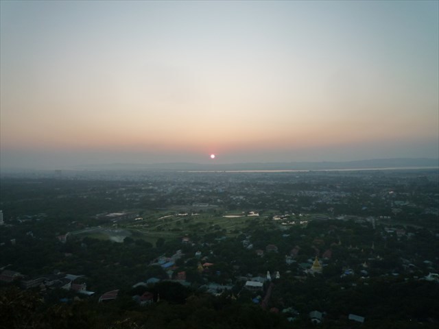 マンダレーヒルの夕日♪　どこで見ても夕日は同じだけど。_b0287088_19524747.jpg