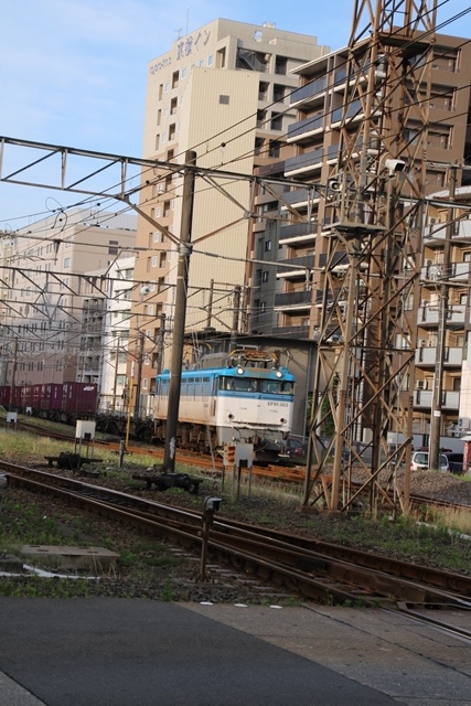 藤田八束の鉄道写真集＠鹿児島本線鹿児島中央駅踏切・・・早朝の貨物列車_d0181492_18462630.jpg