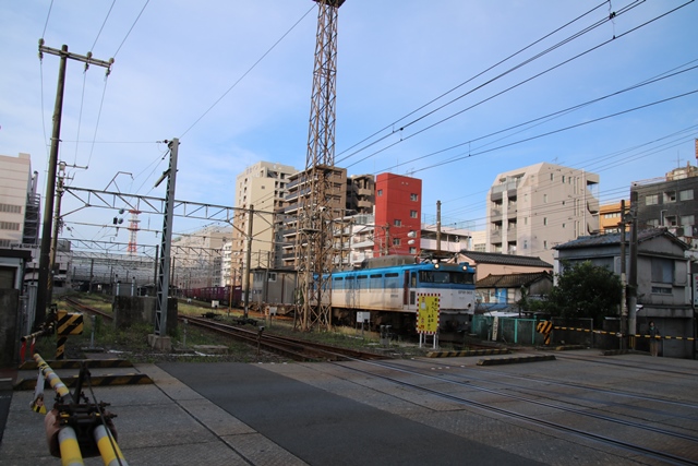 藤田八束の鉄道写真集＠鹿児島本線鹿児島中央駅踏切・・・早朝の貨物列車_d0181492_18463947.jpg