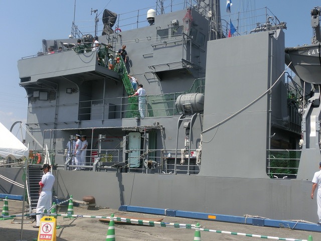 「遠州灘」に由来する海上自衛隊の多用途支援艦「えんしゅう」が田子の浦港に寄港_f0141310_732134.jpg