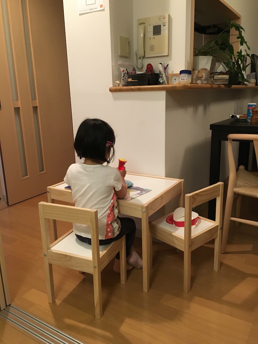 IKEAの子供用テーブル_c0201749_3132984.jpg