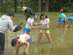 田植え体験(月光原小・西根小) _d0247484_18253926.jpg