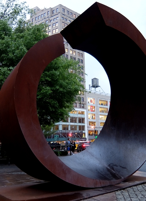 NYの街角に巨大なまーるい輪のアート、”My Circle\" by Beverly Pepper_b0007805_18361549.jpg