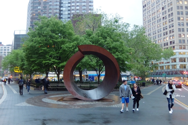 NYの街角に巨大なまーるい輪のアート、”My Circle\" by Beverly Pepper_b0007805_18364589.jpg