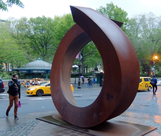NYの街角に巨大なまーるい輪のアート、”My Circle\" by Beverly Pepper_b0007805_1837938.jpg