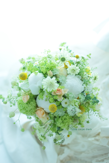 初夏のクラッチブーケ 芍薬、明るい黄色の草花たちと シェ松尾松濤レストラン様へ_a0042928_21194734.jpg