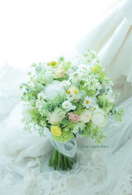 初夏のクラッチブーケ 芍薬、明るい黄色の草花たちと シェ松尾松濤レストラン様へ_a0042928_21202633.jpg
