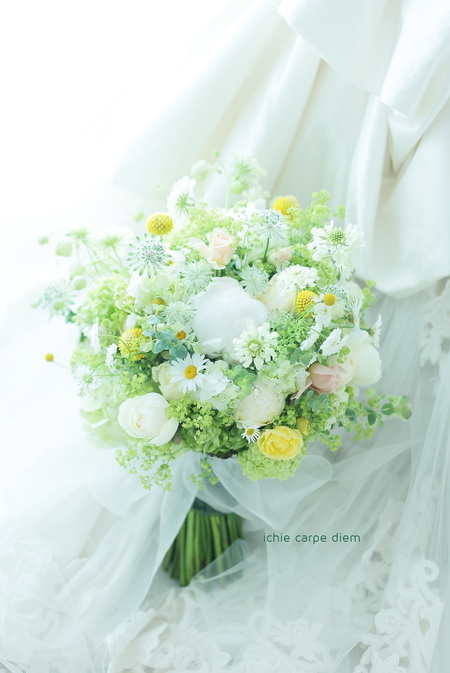初夏のクラッチブーケ 芍薬、明るい黄色の草花たちと シェ松尾松濤レストラン様へ_a0042928_212055100.jpg