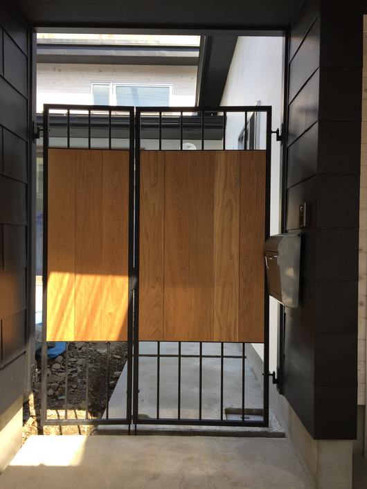 木と鉄の門扉 Sol Y Sombra Iron Work Factory 木と鉄の門扉 Sol Y Sombra Iron Work Factory